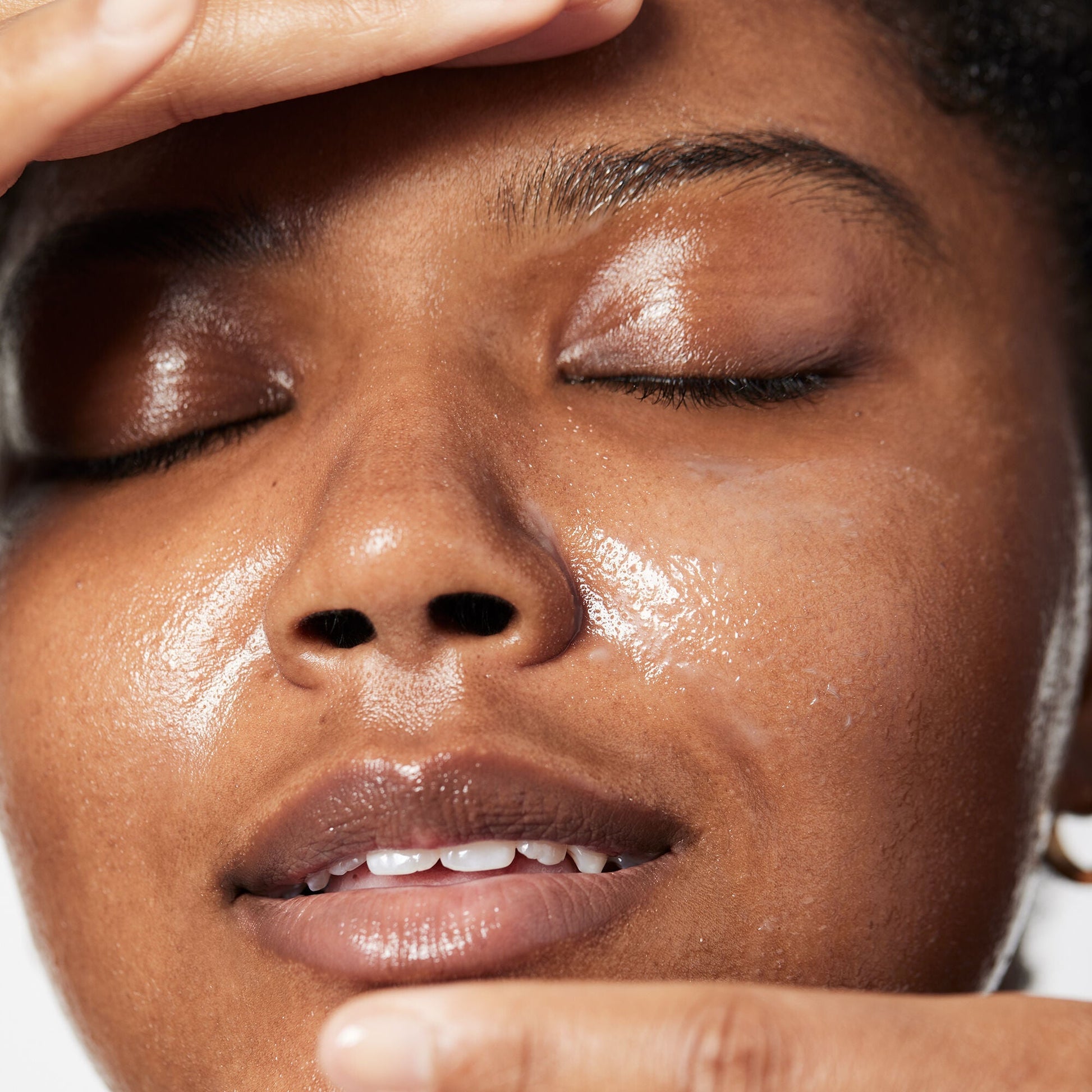 holy-hydration-makeup-melting-cleansing-balm-e0 040822_Model_HH-Cleansingbalm_044_RT2-V1_IGF_6a40ae53-ccc2-4a83-9d08-7c99f2dc2b4b.jpg