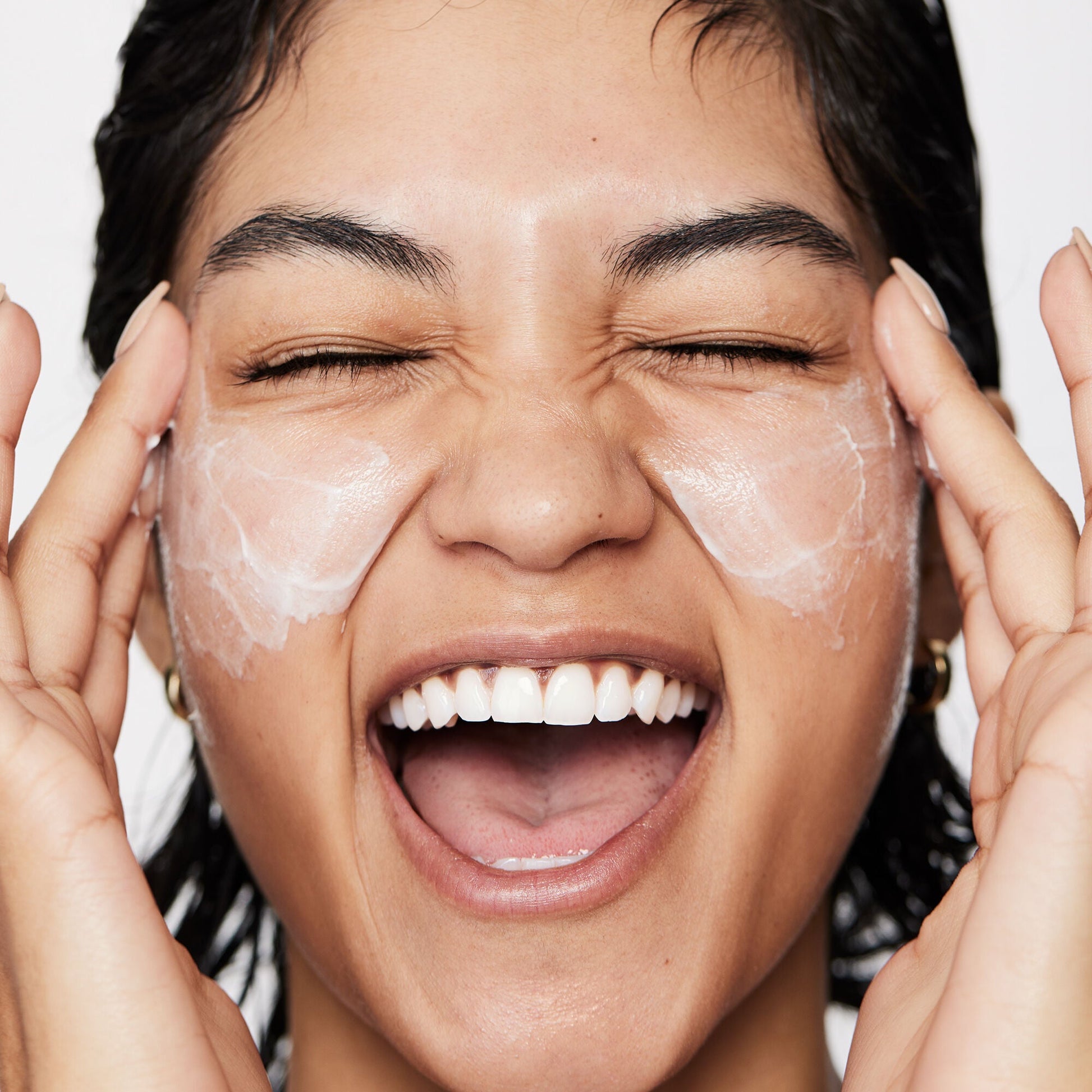 pure-skin-moisturizer-b6 040822_Model_Pure-Moisturizer_200_RT2-V1_RGB040822_Model_Pure-Moisturizer_200_RT2-V1_V1_IGF.jpg