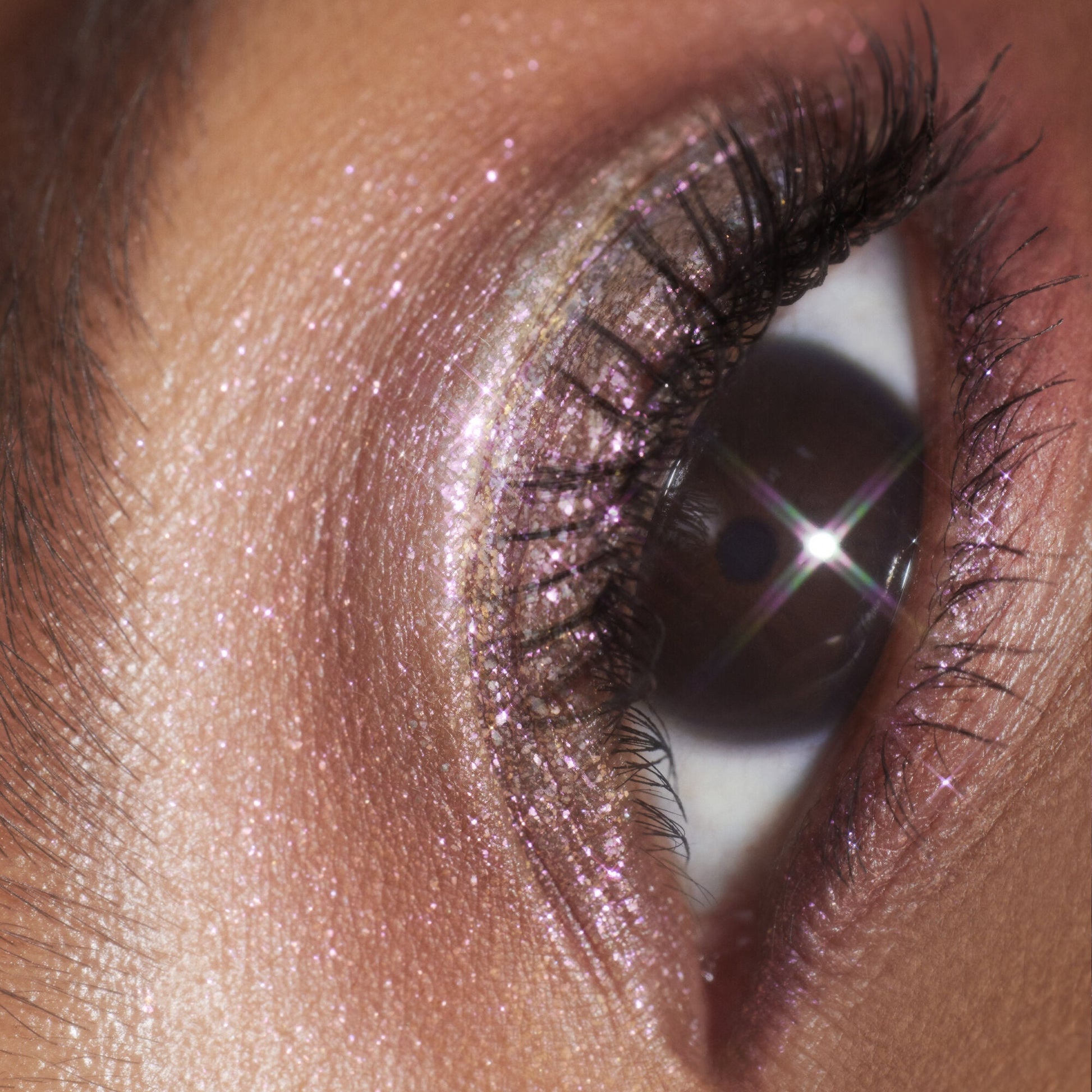 duochrome-liquid-eyeshadow-z4 061223_Chi_SparkPink_0023_FINAL_RGB_IGF.jpg