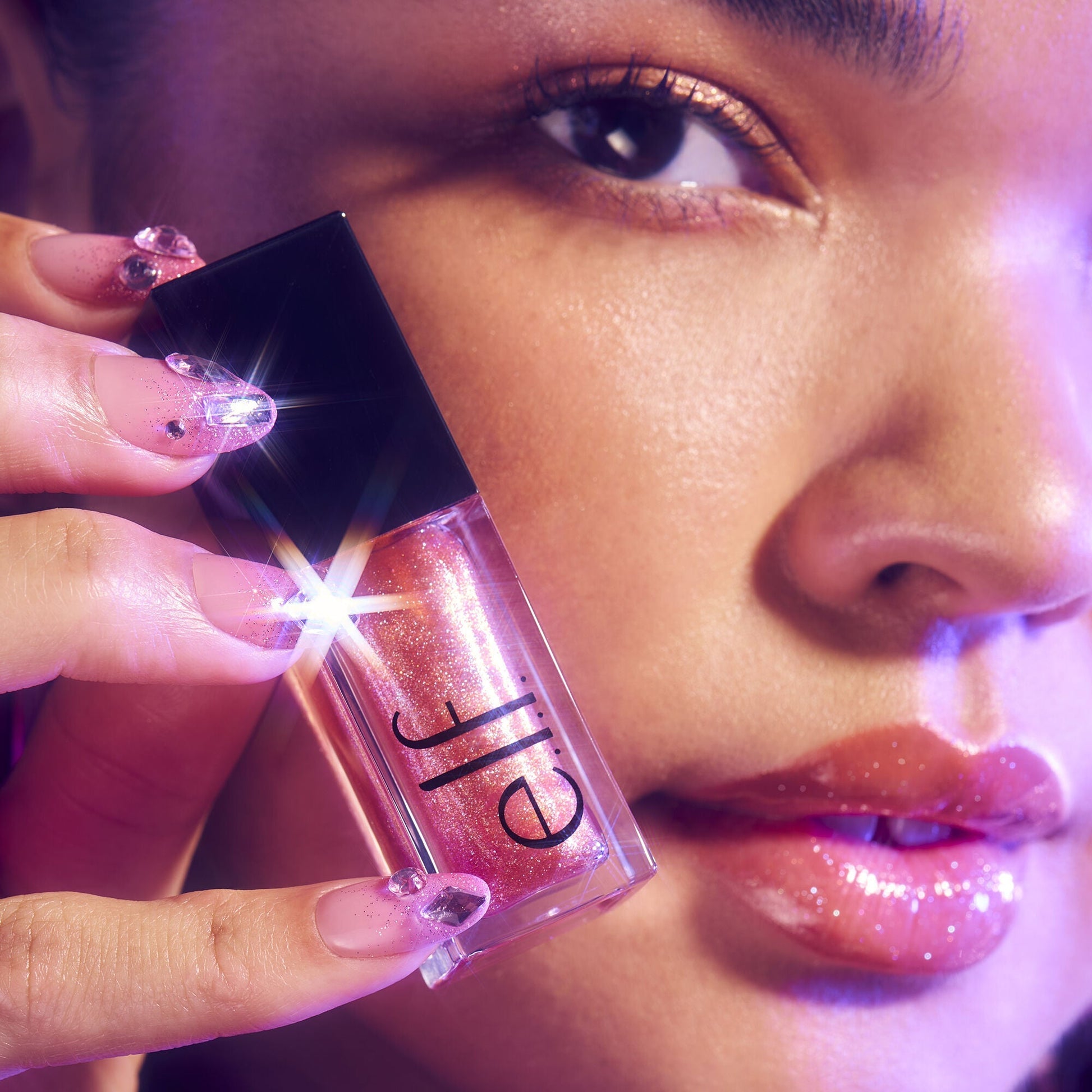 glow-reviver-plumping-lip-oil-r6 072225_Breanna_LipPlump_0391_2000x2000_0613e084-a418-44f9-b40d-c461b7a4b6db.jpg