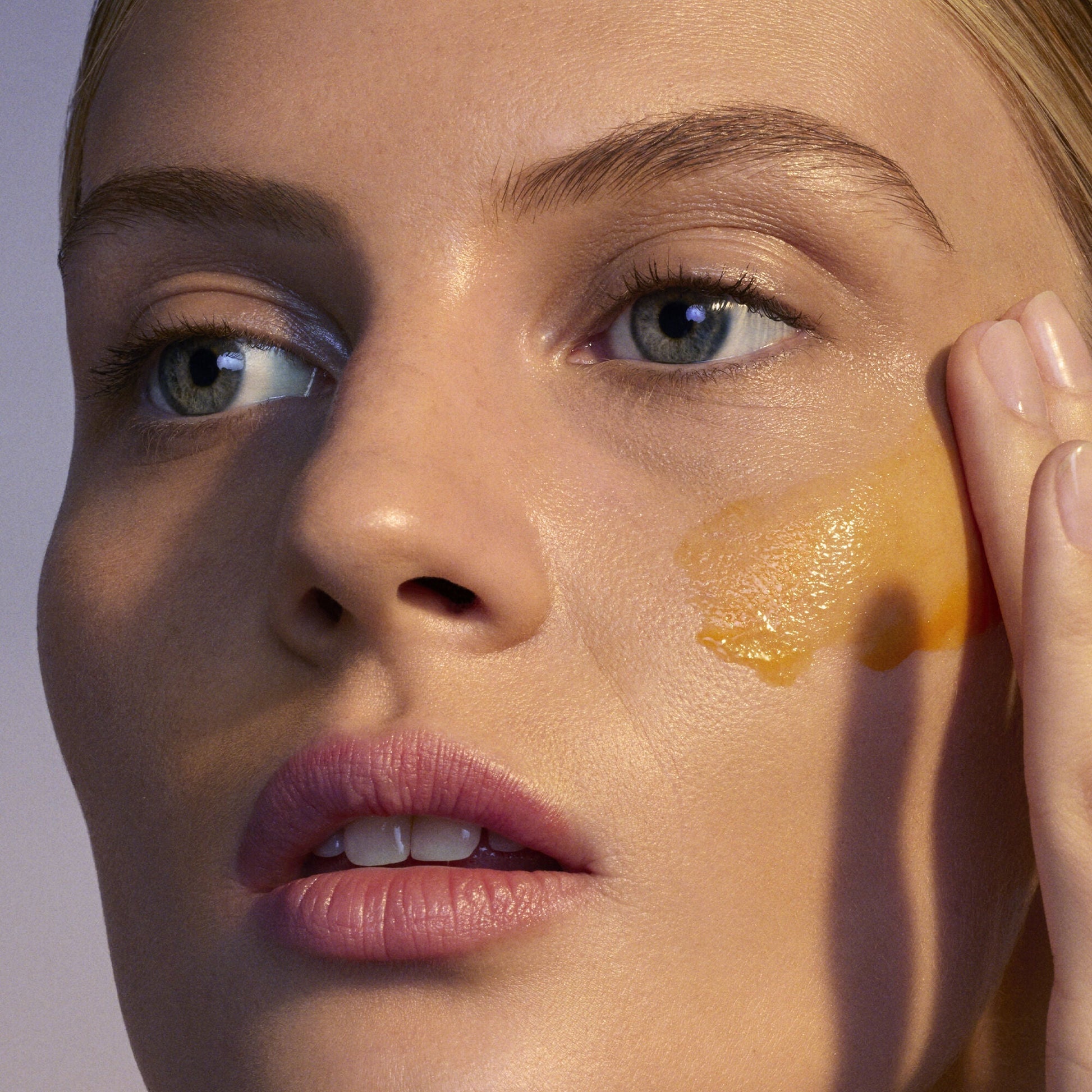 youth-boosting-advanced-night-retinoid-serum-regular-h8 080222_Florence_ANR_0403_IGF_V2.jpg