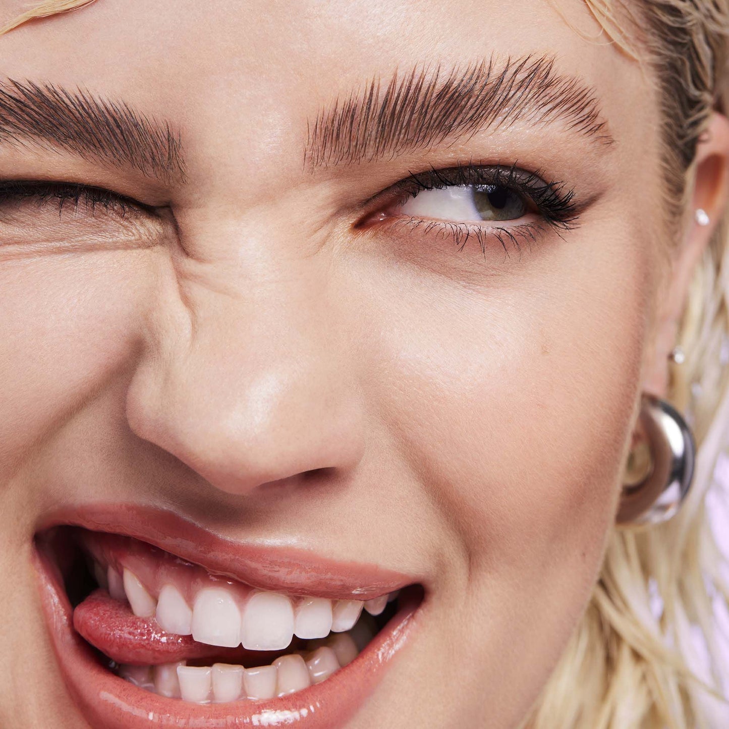 brow-laminating-gel-u0 110923_Genevieve_BrowGel_App-Vibe_6982_RGB_IGF.jpg