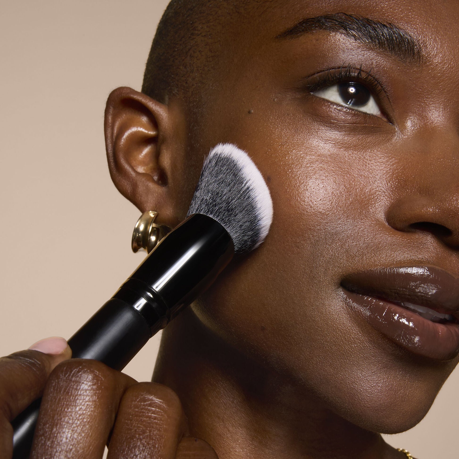 smooth-swipe-foundation-brush-m5 81456_MOM_SMOOTH_SWIPE_FOUNDATION_BRUSH_TOOL_SHOT_IYANNA_0169_V4.jpg