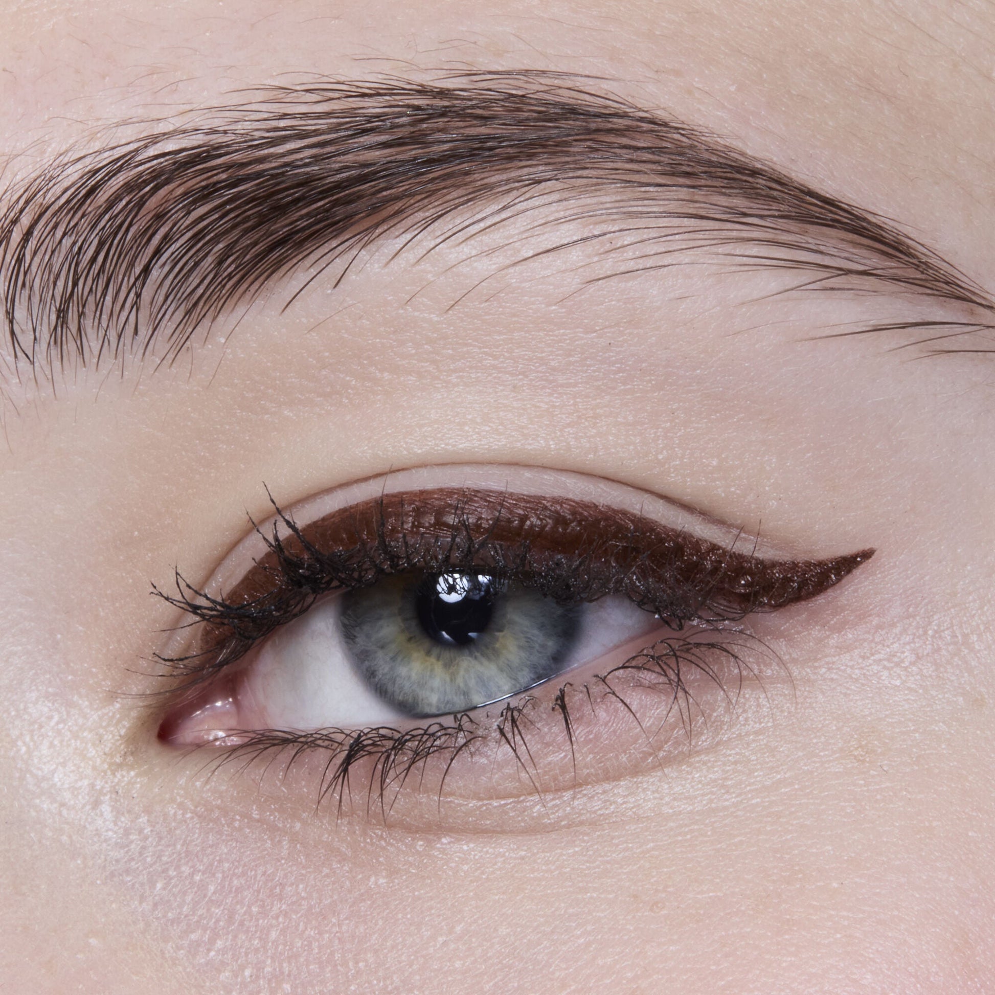 h2o-proof-eyeliner-pen-f8 81606_H20_PROOF_EYELINER_20PEN_CHESTNUT_MOM_BROWN_JORDAN_0029_v3.jpg
