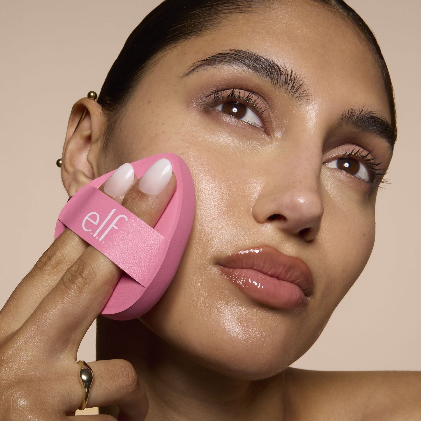 pillow-puff-foundation-sponge-j9 81838_MOM_PILLOW_PUFF_FOUNDATION_SPONGE_TOOL_SHOT_SONALI_0126_V2.jpg