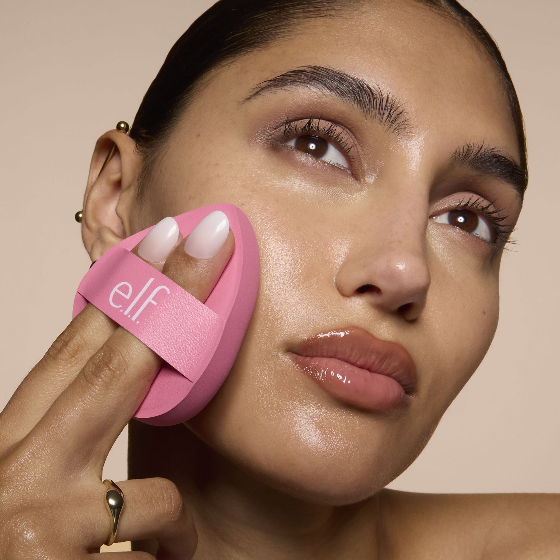 pillow-puff-foundation-sponge-l5 81838_MOM_PILLOW_PUFF_FOUNDATION_SPONGE_TOOL_SHOT_SONALI_0126_V2.jpg