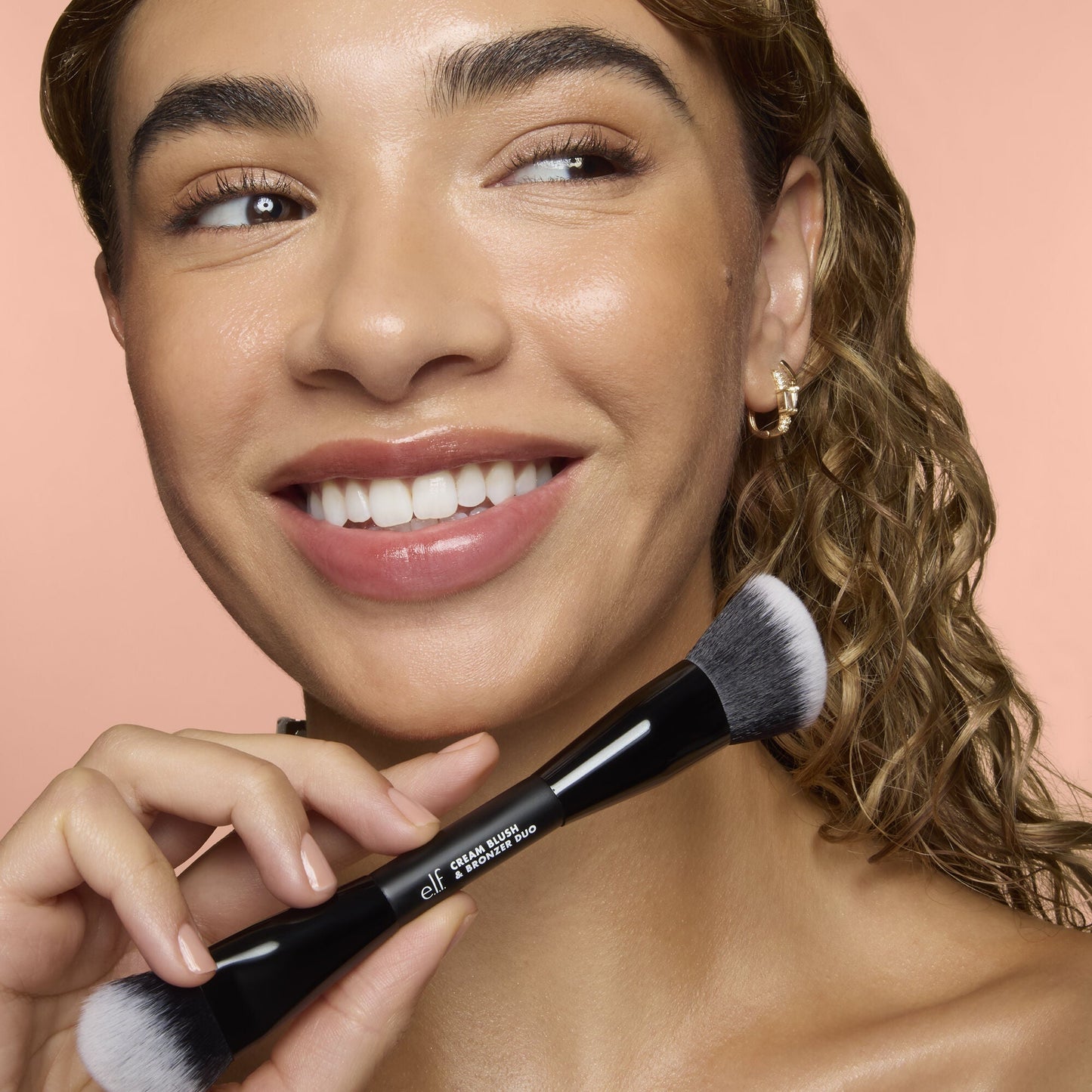 cream-blush-and-bronzer-duo-brush-g1 83857_CREAM_BLUSH_BRONZER_DUO_BRUSH_Q4_Alyssa_0103_V3_7510f340-cab5-4e94-b40f-1ad3f84fd183.jpg