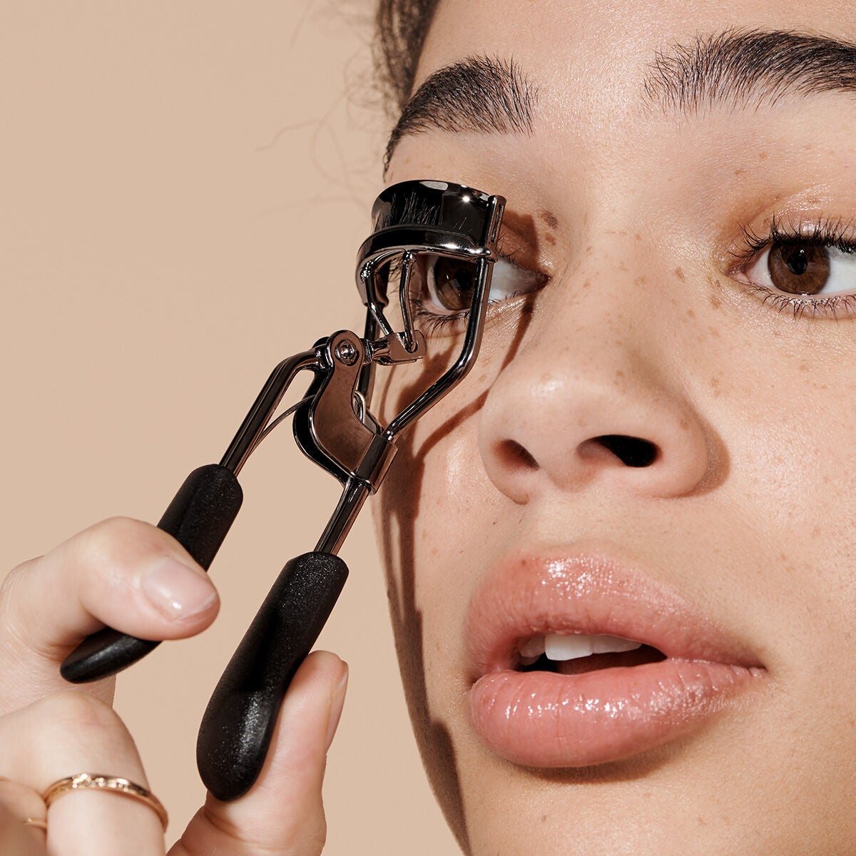 pro-eyelash-curler-d0 84067_ProEyelashCurler_Model.jpg