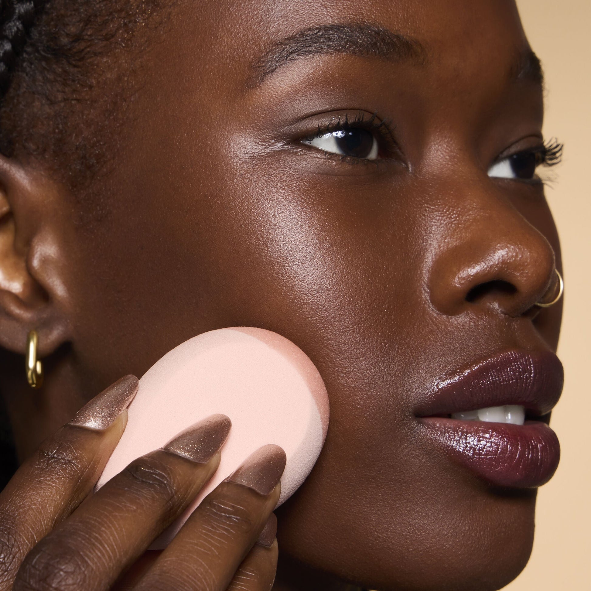 halo-glow-angled-silicone-face-sponge-s7 84235_HALO_GLOW_ANGLED_SILICONE_FACE_SPONGE_BILLIE_0078_V3.jpg