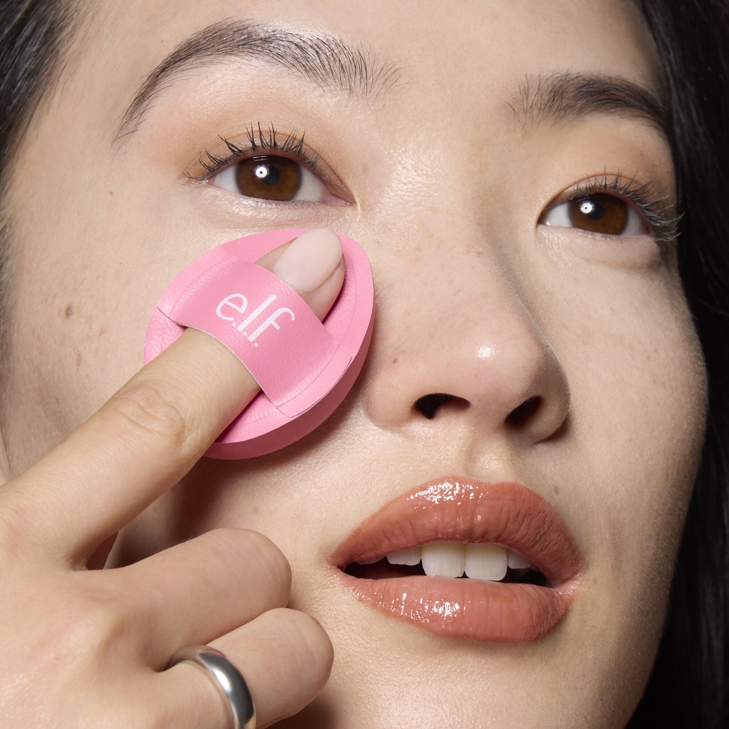 pillow-puff-concealer-sponge-x4 85120_MOM_PILLOW_PUFF_CONCEALER_SPONGE_TOOL_SHOT_SAKURA_V1_0095_V3.jpg